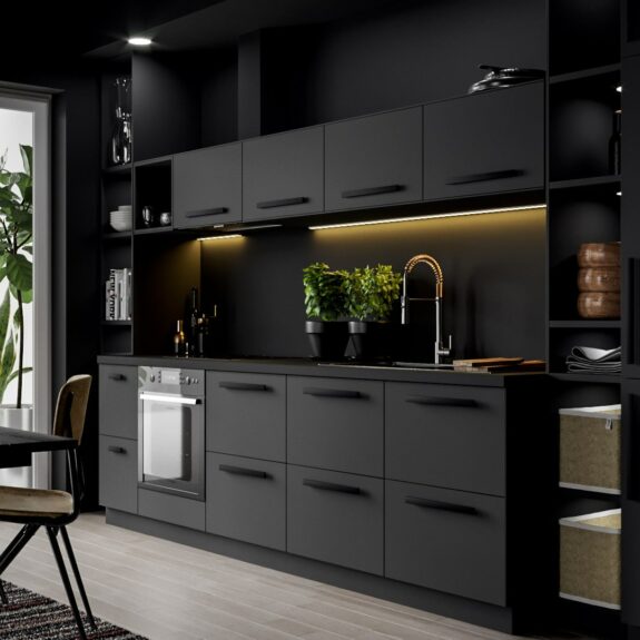 Дизайн кухни в темном цвете